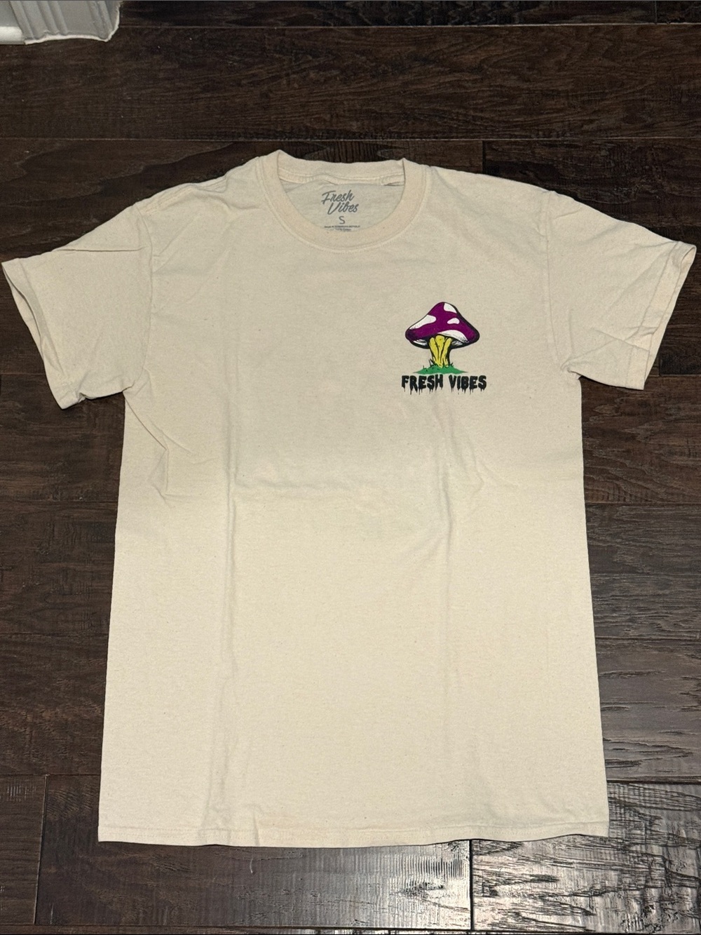Fresh Vibes Men’s S cream mushroom skeleton tee